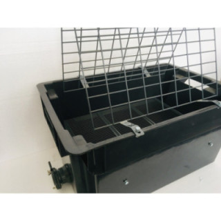 Műanyag fedelező láda, festett állvánnyal